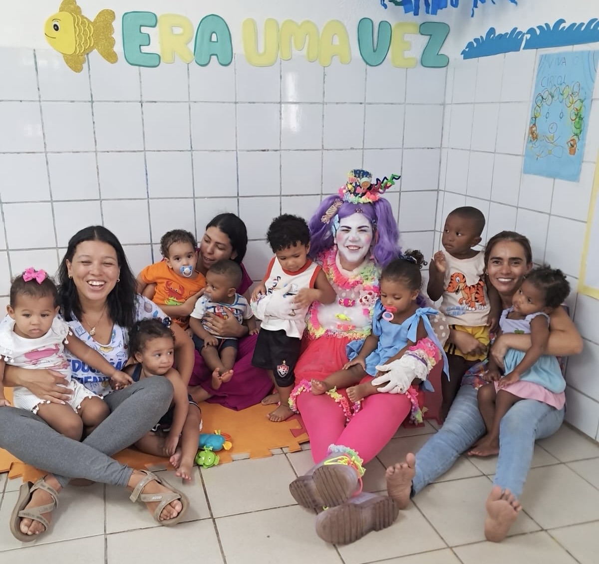 b95e3b17-f4e2-4aab-a7c5-fb15dc2b4045 Dia do Circo é celebrado com visita da Palhaça Docinho na Creche Casulo Vovó Ana