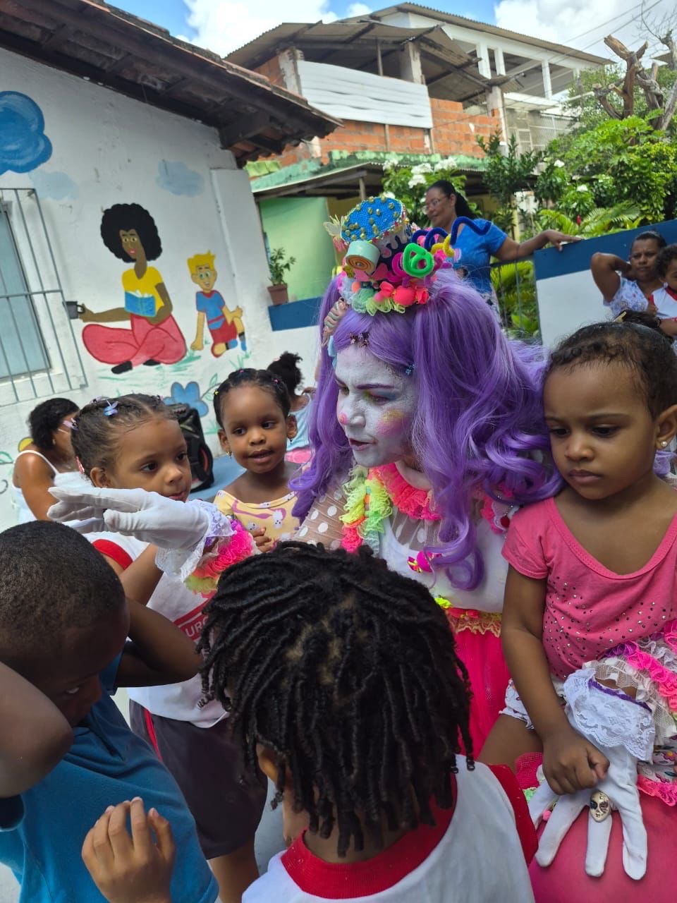 c0ce523f-91e6-4549-8d3a-3054b5b87362 Dia do Circo é celebrado com visita da Palhaça Docinho na Creche Casulo Vovó Ana