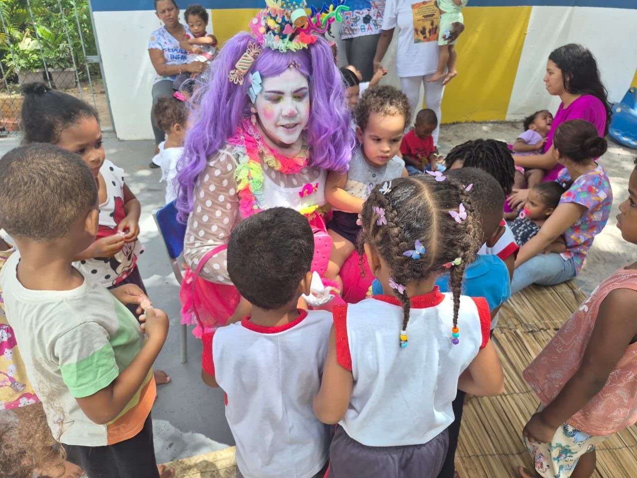 e968e81d-9f77-4252-968e-aacfeb0dfd0e Dia do Circo é celebrado com visita da Palhaça Docinho na Creche Casulo Vovó Ana