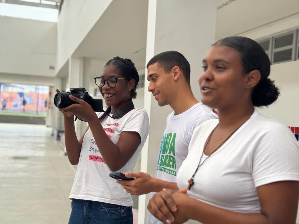 9073728a-510c-4dbd-866b-c6662434a3d3-1024x768 Projeto Onda do Saber oferece capacitação para mais de 200 jovens de Lauro de Freitas e Simões Filho